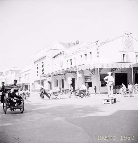 Cô gái Pháp ngồi xích lô đi qua ngã tư Tràng Tiền - Ngô Quyền.