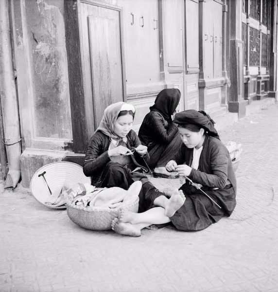 Những người phụ nữ đan lát ngay bên hè phố.