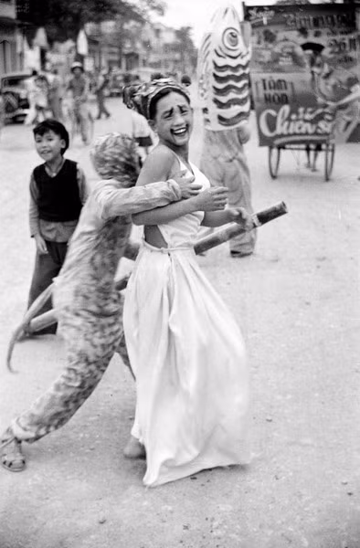 Lễ hội hóa trang trên đường phố Hà Nội do người Pháp tổ chức.