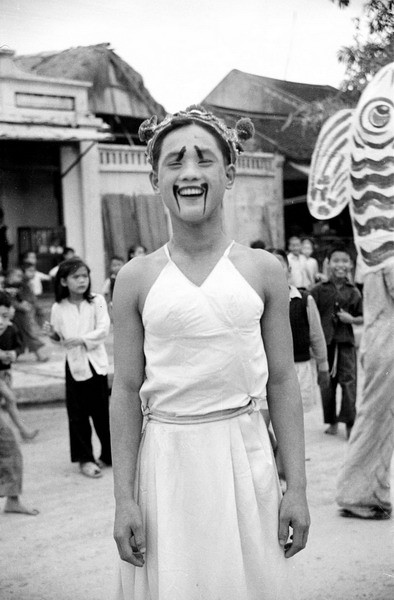 Chàng trai giả gái trong lễ hội.