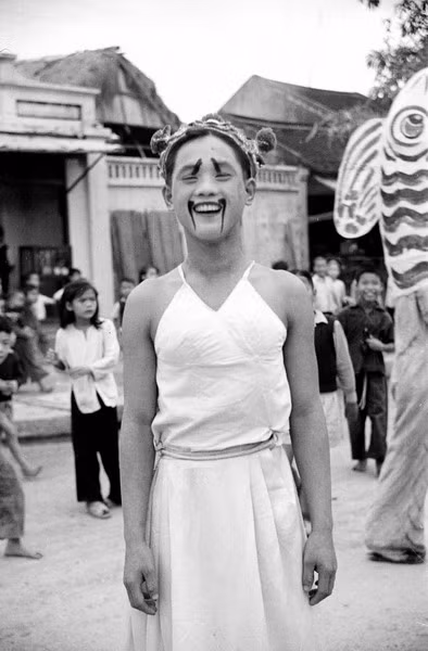 Chàng trai giả gái trong lễ hội.