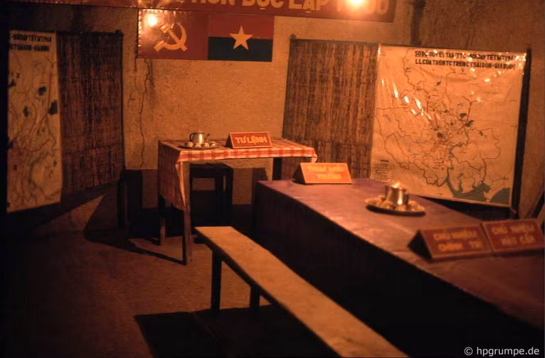 Một căn phòng trong lòng địa đạo.