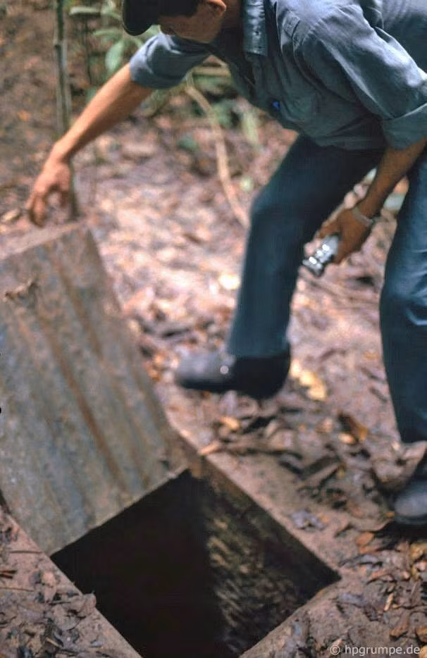 Lối vào địa đạo được ngụy trang rất kỹ và chỉ vừa với vóc dáng của người Việt Nam.