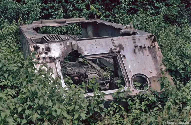 Xác xe quân sự Mỹ lỗ chỗ vết đạn bị bỏ lại ở phía trên địa đạo.