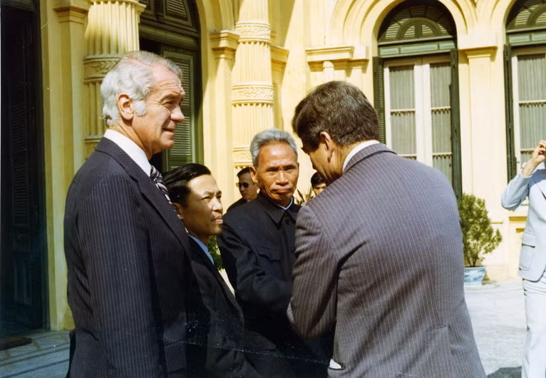 Các thành viên Ủy ban về người mất tích ở Đông Nam Á của Mỹ gặp Thủ tướng Phạm Văn Đồng. Đây là phái đoàn đầu tiên của Mỹ đến thăm Việt Nam sau chiến tranh.