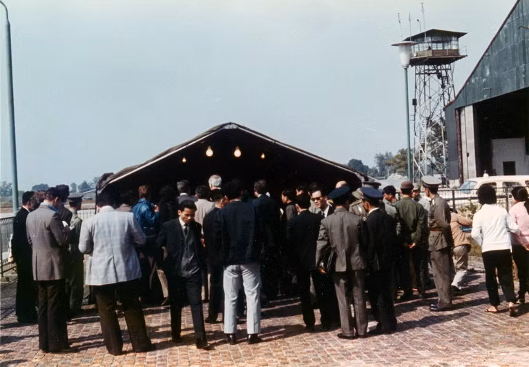 Phái đoàn của Mỹ và các cán bộ Việt Nam làm việc tại sân bay Nội Bài.