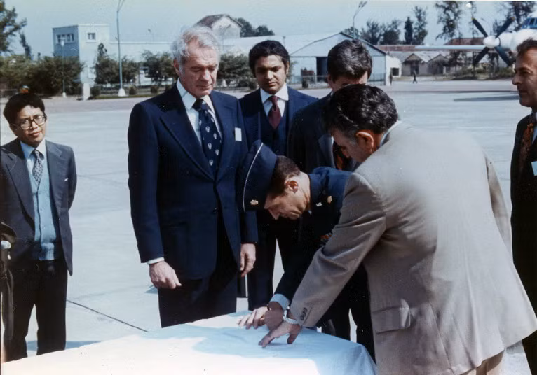 Thực hiện các thủ tục tiếp nhận hài cốt.