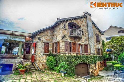 Ngôi biệt thự có tường xây bằng đá chẻ dày từ 60 - 80 cm, với rất nhiều cửa sổ nhỏ xung quanh, mang đủ loại hình dạng vuông, chữ nhật, tròn, vòm cung, chữ thập...