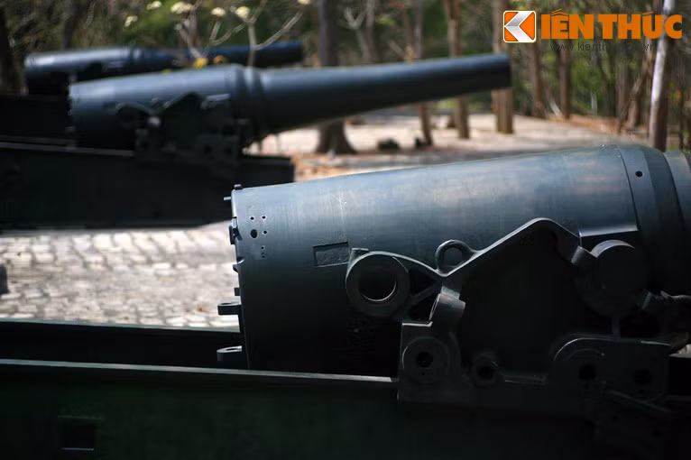 Trận địa pháo gồm có 6 khẩu trọng pháo do Pháp chế tạo từ năm 1872-1876, được đặt trên bệ, bố trí theo hình vòng cung, mỗi khẩu cách nhau khoảng 17,5m.