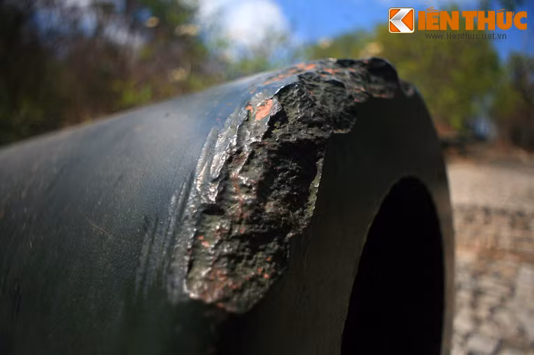 Rất nhiều mồ hôi, xương máu, sinh mạng của những người lao dịch khổ sai đã mất mát trong quá trình xây dựng trận địa pháo lớn nhất Đông Dương bấy giờ. Họ phải xẻ đá, phá núi làm đường, đào hào giao thông, xây hầm công sự đều làm bằng thủ công.