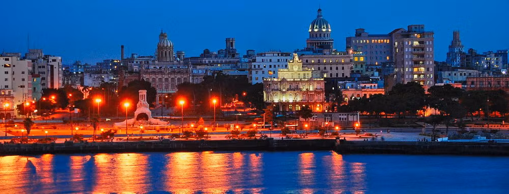 Được người Tây Ban Nha xây dựng từ năm 1519 bên bến cảng Havana, khu phố cổ Havana (tiếng Tây Ban Nha: La Habana Vieja) là khu vực có lịch sử lâu đời nhất của thành phố Havana. Khu vực này hiện có khoảng 3.000 tòa nhà, phần nhiều được xây dựng theo phong cách kiến trúc Tân cổ điển và Baroque.