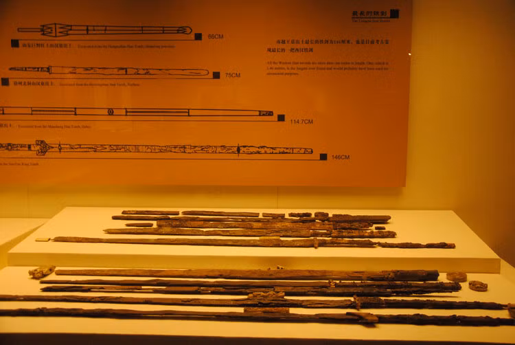 10 thanh kiếm khảm vàng được tìm thấy cùng bộ quần áo vàng ngọc trong quan tài.