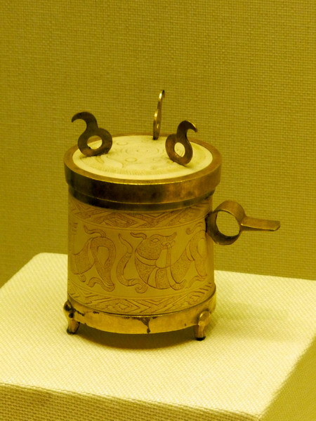 Hộp ngà khảm vàng.