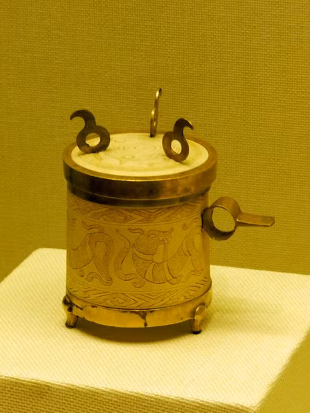 Hộp ngà khảm vàng.