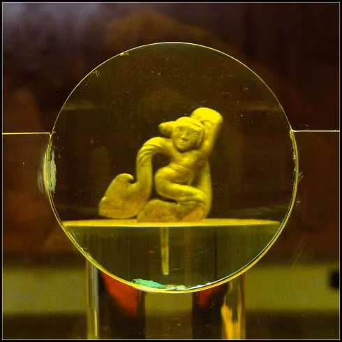 Cận cảnh phần núm một chiếc ấn vàng khác.