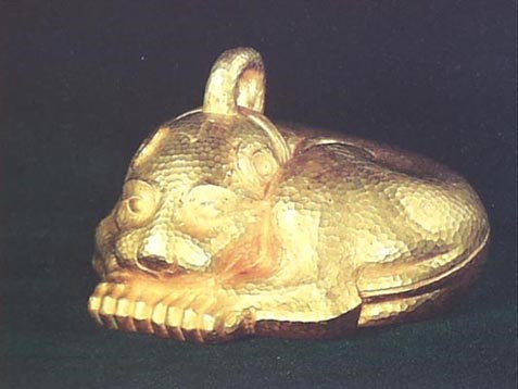 Tượng chó bằng vàng tìm thấy trong mộ Triệu Văn Vương.