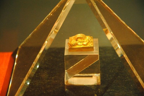 Chiếc ấn vàng, núm rồng cuộn, đáy khắc chữ “Văn Ðế Hành Tỷ”là hiện vật giúp xác định người nằm trong mộ chính là Triệu Văn Vương.