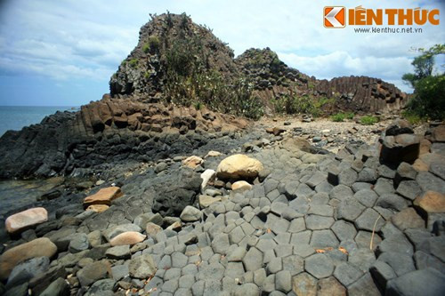 Phải đến năm 2011, con đường dẫn từ Quốc lộ 1A đến Gành Đá Đĩa mới hoàn thành, giúp việc khám phá danh thắng này trở nên thuận lợi hơn.