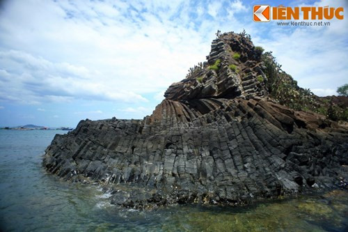 Hiện tại, dịch vụ du lịch ở Gành Đá Đĩa vẫn rất sơ khai. Tiềm năng phát triển du lịch của danh thắng này vẫn còn để ngỏ.