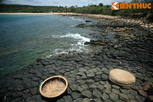 Cụ thể, nham thạch phun ra từ miệng núi lửa trôi ra biển, gặp nước biển lạnh đông cứng lại, đồng thời xảy ra hiện tượng ức lực...