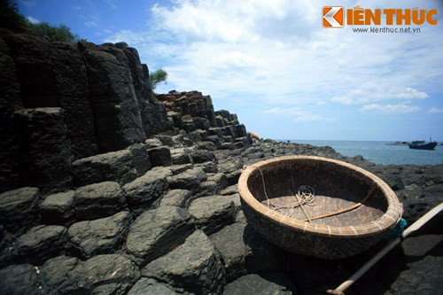 Từ đây, những khối nham thạch rạn nứt theo mạch dọc, xiên, ngang kiến tạo địa hình độc đáo ở Gành Đá Đĩa.