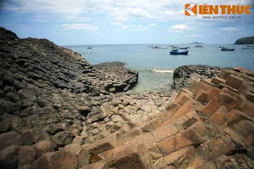 Đây là một gành đá rộng khoảng 50m, trải dài 200m, được hợp thành từ vô vàn trụ đá hình xếp liền nhau kề với sóng nước.