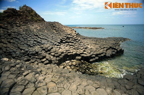 Nhìn từ xa, Gành Đá trông giống một tổ ong thiên tạo khổng lồ.