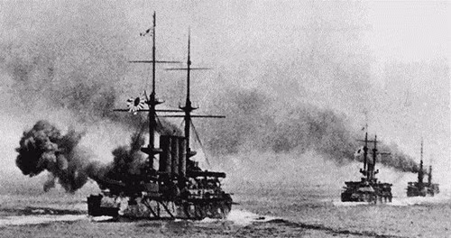 Các chiến hạm của Nhật khai hỏa vào đội hình đối phương.