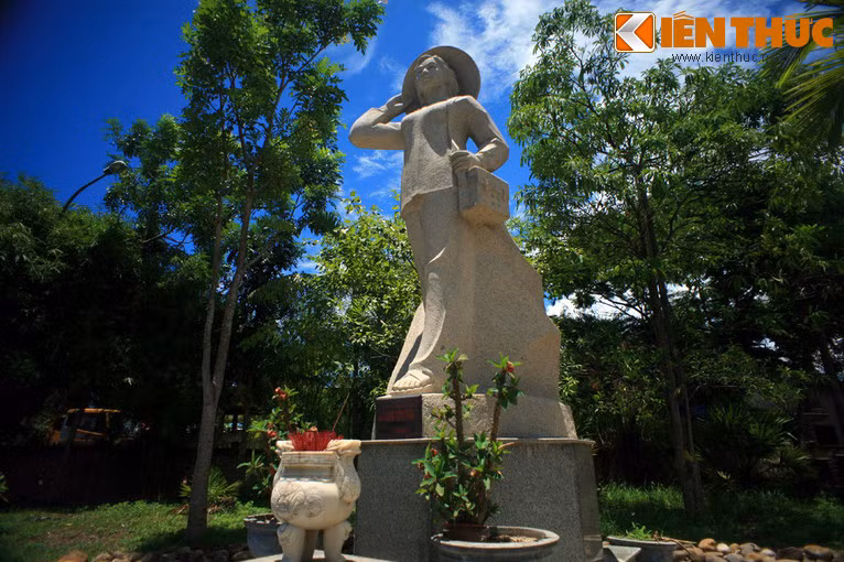 Nổi bật trong khuôn viên chính là tượng đài Anh hùng - Liệt sĩ, bác sĩ Đặng Thùy Trâm với tay cầm nón che đầu, chân sải bước, như đang vượt rừng trong những lần làm nhiệm vụ.