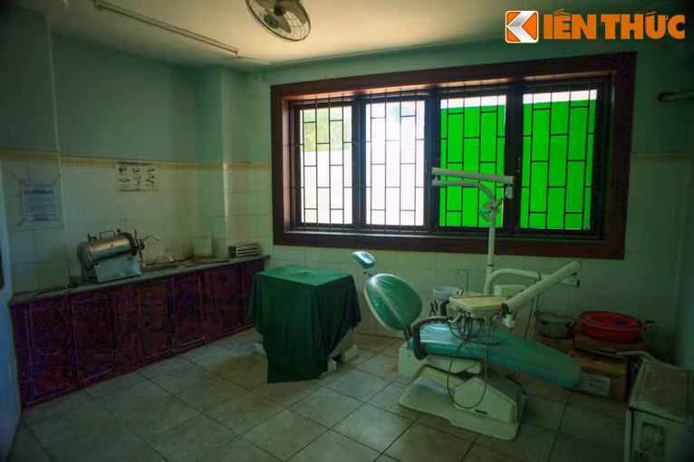 Bệnh xá được trang bị các phòng khám đa khoa và các phòng chức năng như chẩn đoán hình ảnh, xét nghiệm, siêu âm và khu lưu trú cho các bệnh nhân nhẹ nằm chữa trị hoặc chờ chuyển lên bệnh viện tuyến trên với 15-20 giường lưu bệnh.