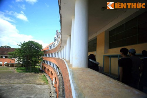 Ðến năm 1969, Pháp bàn giao trường cho bộ Giáo dục VNCH theo thoả thuận giữa hai chính phủ Việt-Pháp, và trường đổi tên thành Trung tâm giáo dục Hùng vương. Ðến tháng năm 1976, trường được chuyển đổi thành trường Cao đẳng Sư phạm Đà Lạt.