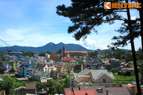 Gần như đứng ở bất cứ điểm cao nào của thành phố Đà Lạt nhìn về trung tâm người ta cũng có thể nhìn thấy tháp chuông và biểu tượng kiến trúc cong cong vòng cung của trường Cao đẳng Sư phạm Đà Lạt.