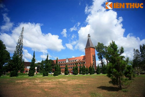 Có thể nói công trình này là một "báu vật kiến trúc" không chỉ của riêng Đà Lạt mà là của toàn Việt Nam nói chung.