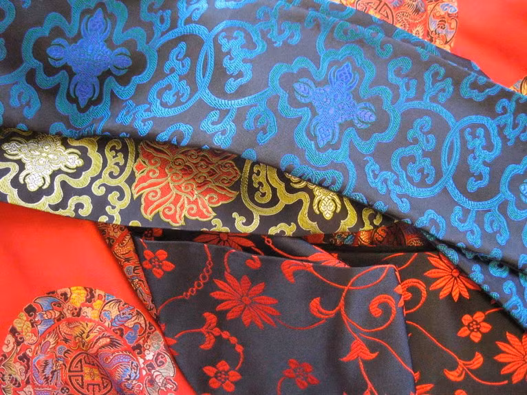  1. Tên gọi Con đường tơ lụa. Trung Quốc là nước đầu tiên tìm ra cách trồng dâu nuôi tằm, lấy kén ươm tơ, dệt lụa sớm nhất trên thế giới vào thế kỷ 3 TCN. Tơ lụa thời đó được dành riêng cho vua chúa và hàng quí tộc, và sau này được đưa đi các xứ sở khác nhau, dần dần hình thành nên Con đường tơ lụa.