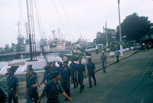 Một nhóm hải quân VNCH ở khu vực cảng Sài Gòn.
