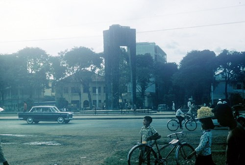 Công trường Mê Linh với phần đế của tượng đài bị kéo đổ trong cuộc đảo chính năm 1963.