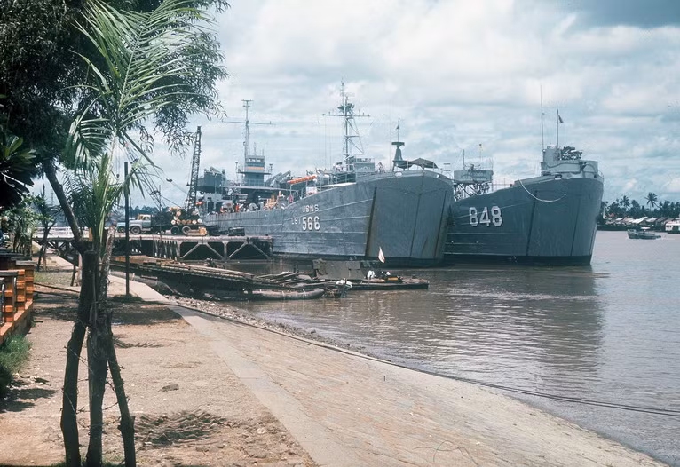 Tàu chiến Mỹ ở cảng Sài Gòn.