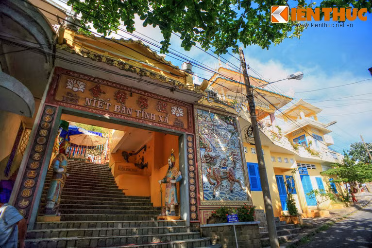 Cổng chùa có 4 chữ "Niết Bàn Tịnh Xá" tức là cảnh giới thanh cao nhất của đạo Phật. Hai bên cổng chùa là 2 pho tượng Thần Thiện và Thần Ác.