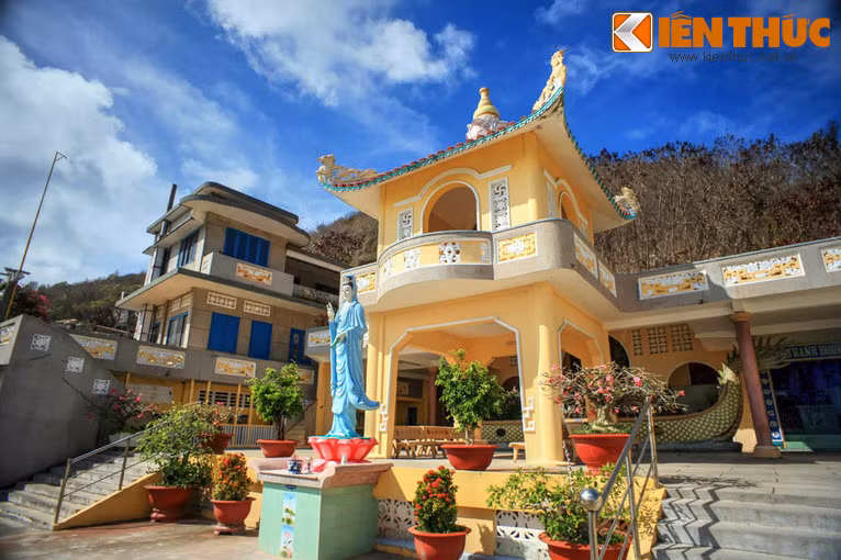 Hai bên chính điện là hai toà tháp cao khoảng 5m. Toà bên trái có tượng Phật A Di Đà, toà bên phải có tượng Phật Dược Sư.