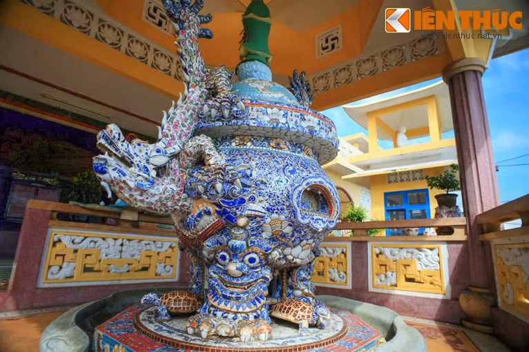 Phía trước chánh điện có một chiếc lư đồng với hình tượng Tứ Linh - Long, Lân, Qui, Phụng, được cúng tiến cho chùa năm 1971.