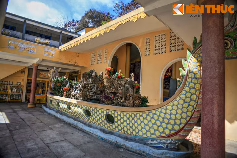 Tầng hai của chùa có chiếc thuyền rồng còn gọi là thuyền Bát Nhã dài 12m. Con thuyền này được dùng để cứu vớt mọi người ra khỏi khổ ải rồi đưa đến chốn vĩnh cửu bất diệt.