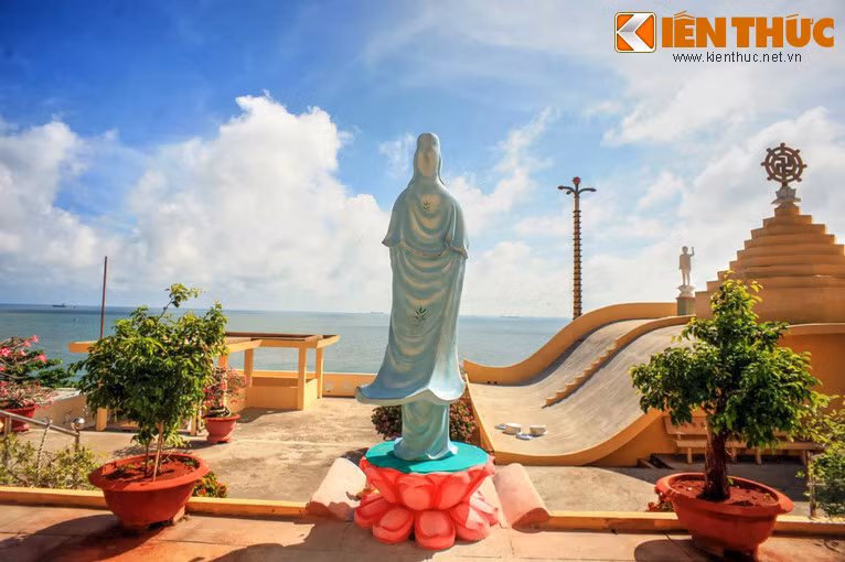 Niết Bàn Tịnh Xá là một ngôi chùa nằm bên triền Núi Nhỏ, hướng về bờ biển phía Tây của thành phố Vũng Tàu. Chùa được Thượng tọa Thích Thiện Tuệ cho xây từ năm 1969 đến năm 1974 bằng tiền quyên góp của Phật tử.