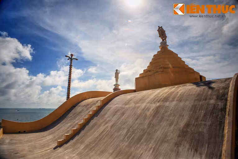 Mái chính điện có dạng vòm mềm mại, ở giữa có tượng Đức Phật đản sinh và bánh xe pháp đặt trên ngọn tháp 9 tầng.