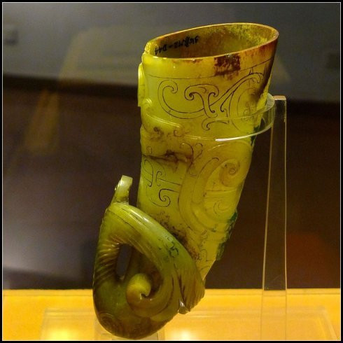 Ngoài các hiện vật bằng vàng còn rất nhiều vật dụng bằng ngọc quý được chạm khắc cầu kỳ.