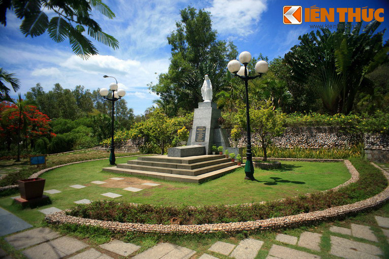 Mộ của nhà thơ có một địa thế rất đẹp: Nằm dựa lưng vào núi, nhìn bao quát cả dải bờ biển Quy Nhơn chạy dài trước mặt, hút trọn tầm mắt một phần thành phố Quy Nhơn.