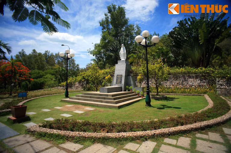 Mộ của nhà thơ có một địa thế rất đẹp: Nằm dựa lưng vào núi, nhìn bao quát cả dải bờ biển Quy Nhơn chạy dài trước mặt, hút trọn tầm mắt một phần thành phố Quy Nhơn.