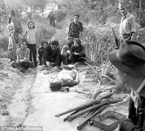 Trước đó Chong Hong đã bất tỉnh và lính Anh nghĩ rằng anh đã chết.