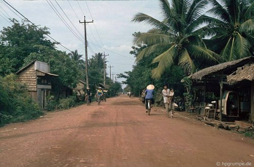 Con đường đất chạy qua các xóm làng.