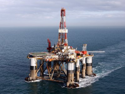 Dầu mỏ đã được phát hiện gần quần đảo Falkland, nhưng việc khai thác trong thực tế sẽ không dễ dàng do sự phản đối của Argentina.