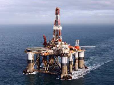 Dầu mỏ đã được phát hiện gần quần đảo Falkland, nhưng việc khai thác trong thực tế sẽ không dễ dàng do sự phản đối của Argentina.